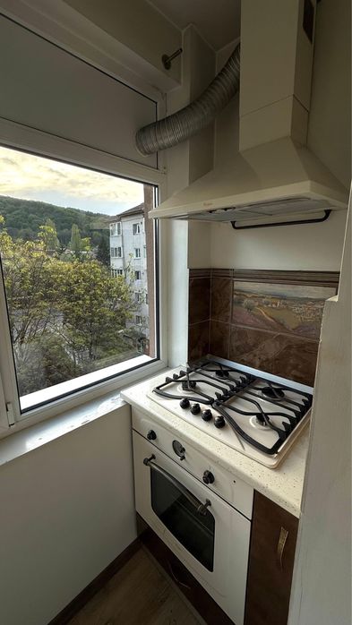 Inchiriez apartament cu 2 camere cu parcare