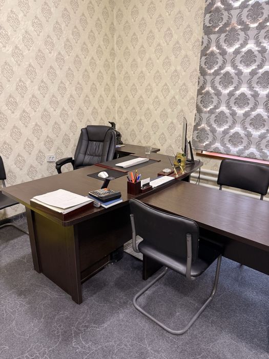 Direktorskiy stol sotiladi komplekt 6 ta stuli bilan shkafiyam bor