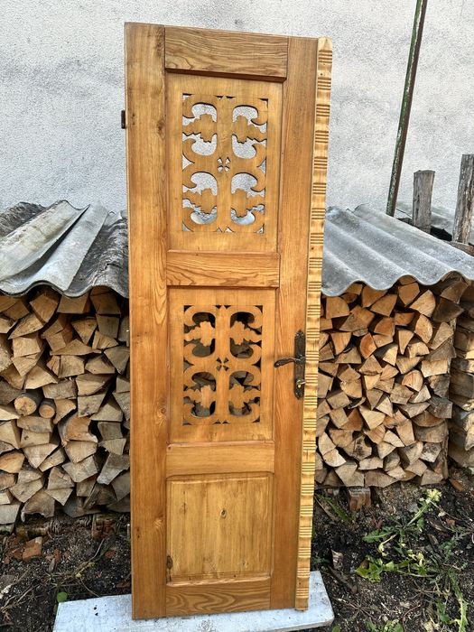 Usa din lemn masiv