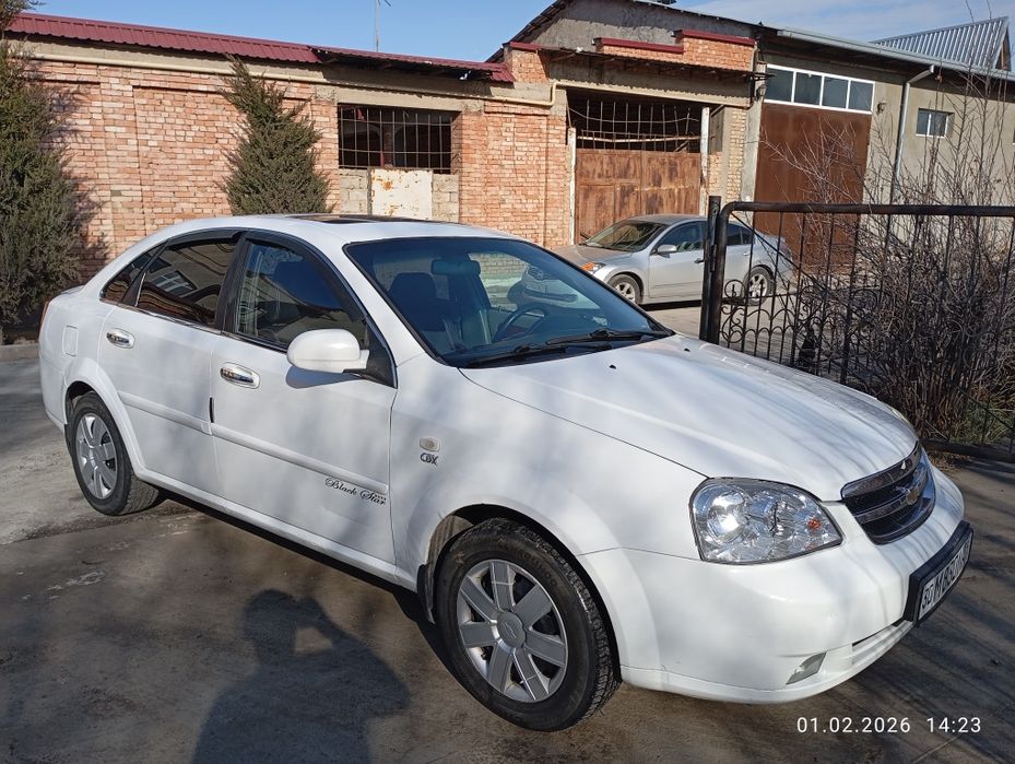 Срочна сотилади Ласетти 2009 йил автомат.