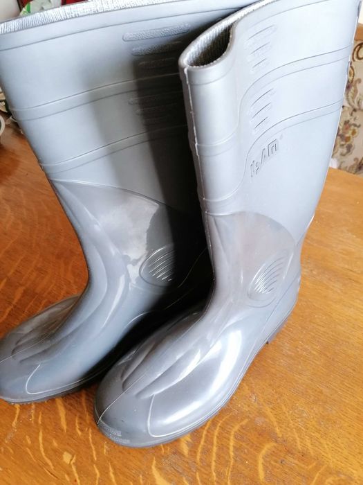 Vin Ploile, aveti nevoie de Cizme cauciuc