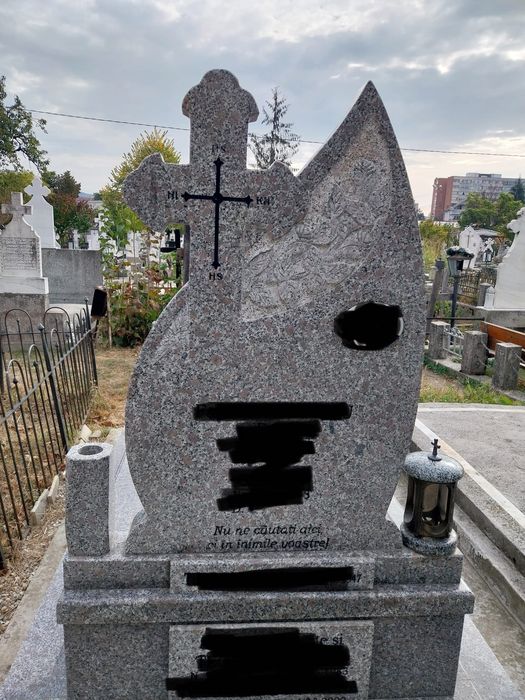 Vand monument funerar din granit, in cimitirul Sf Ion din Rm. Valcea