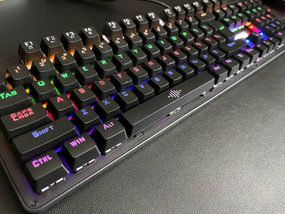 Gamerskiy Mexanika klaviatura va Redragon mishka RGB + naushniki HP