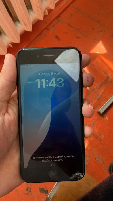 Iphone SE  2020год