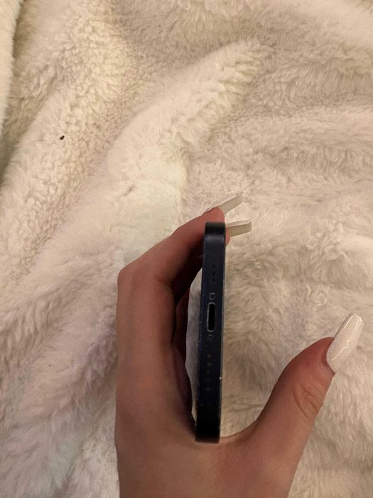 iPhone 12, funcțional, dar cu defecte.