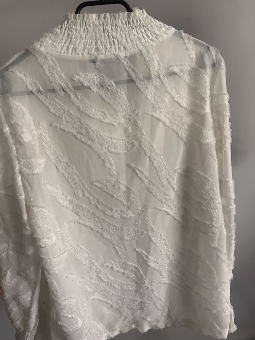 Bluză albă elegantă