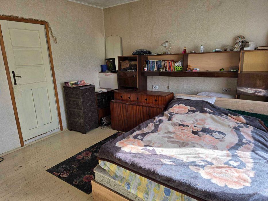 Къща с двор 1100 кв.м., лятна кухня и навес за автомобил в с. Дъбово