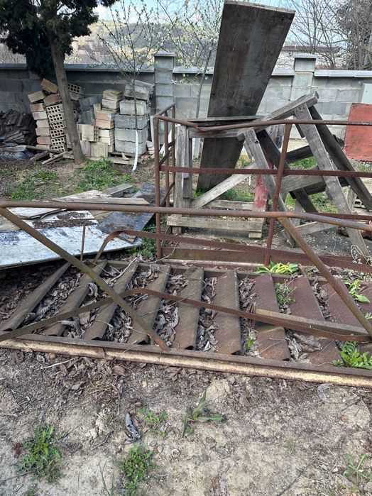 Метално стълбище с площадка масивно за един етаж