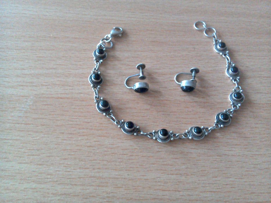 Cercei argint, onix (cerceii nu necesită găuri în urechi)