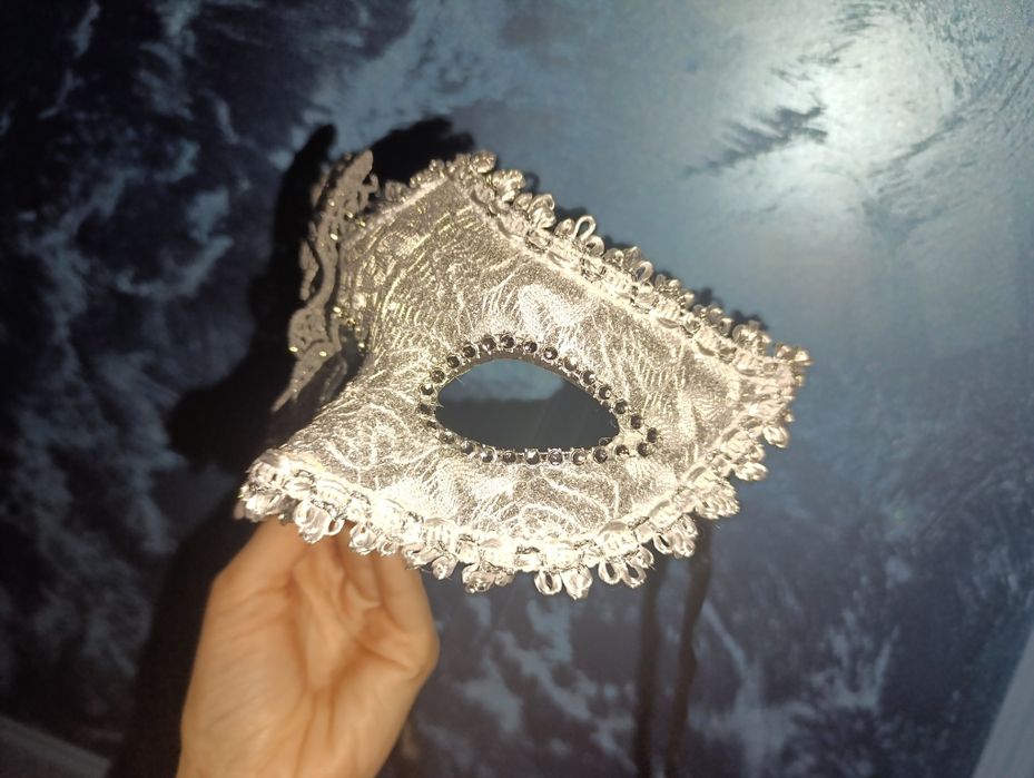Великолепная карнавальная маска в серебряном цвете