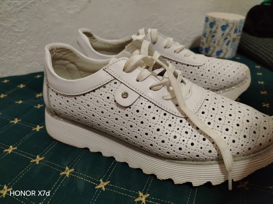 Продам летние кроссовки