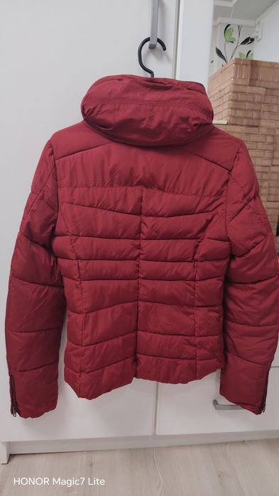 Geaca matlasată grena mărimea XS Bershka