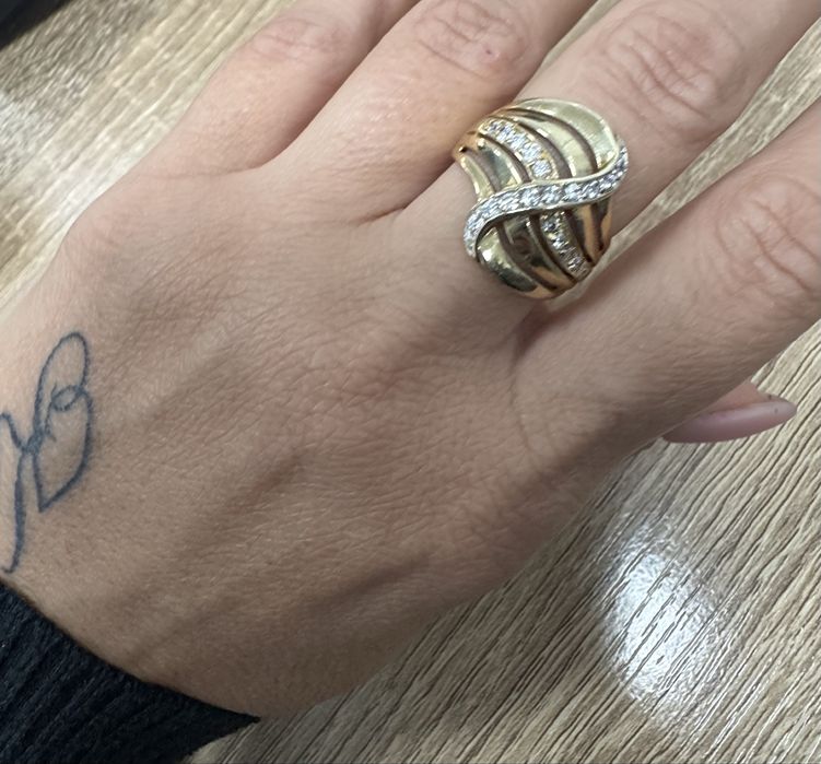 Златен пръстен с камъни