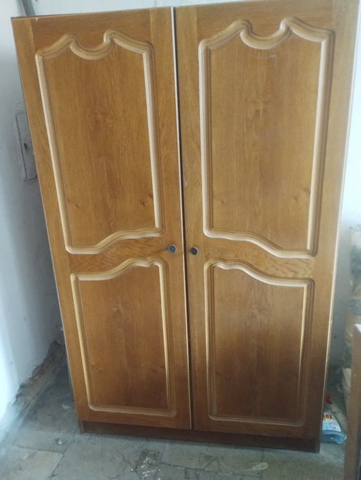 Vând dulap din lemn masiv