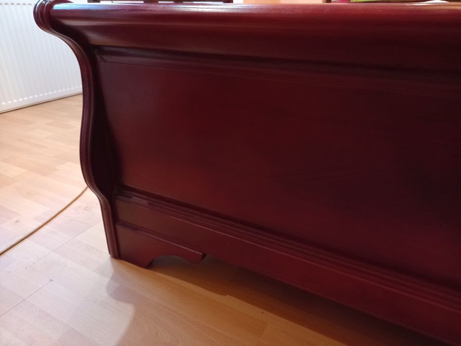 Vand obiecte de mobilier din lemn