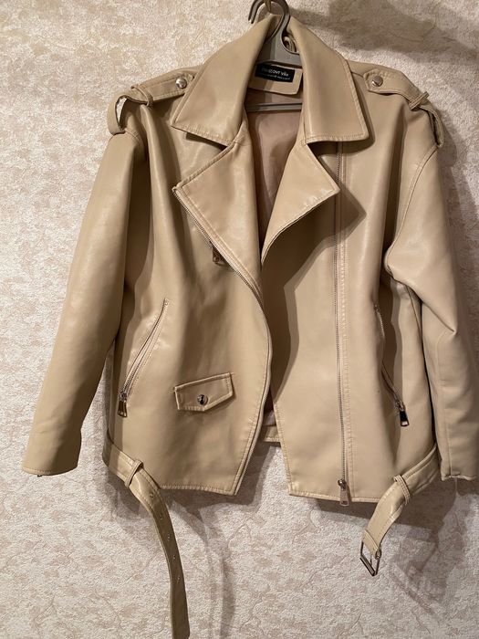 молочная кожаная куртка