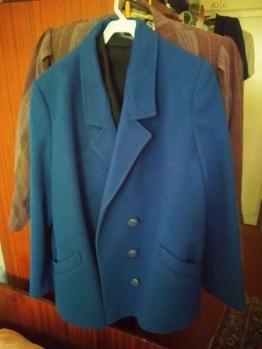 Костюмы женские 50-56 размеров плотные с юбками и легкие.