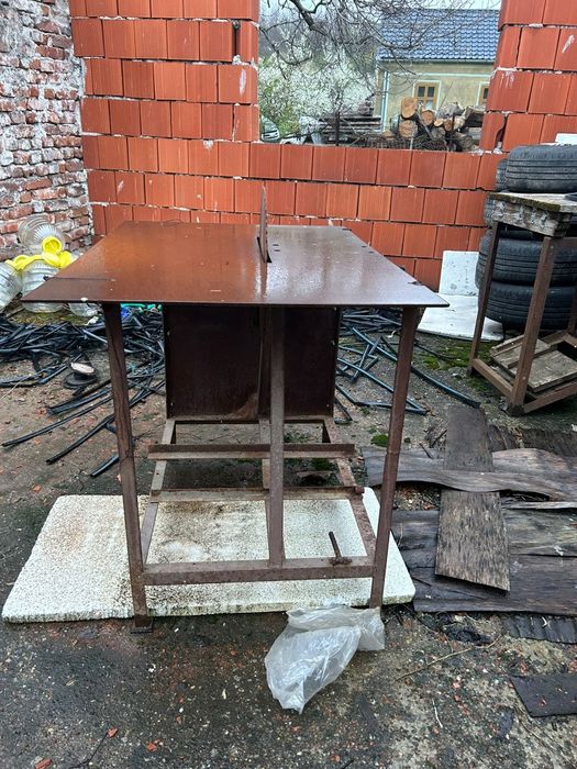 Vând masă de tăiat cu circular