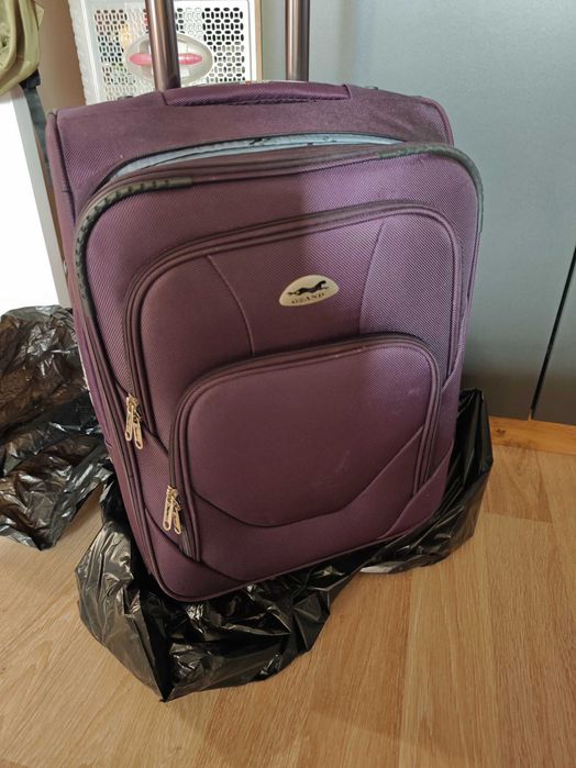 Продавам малък куфар Grand Ghepard