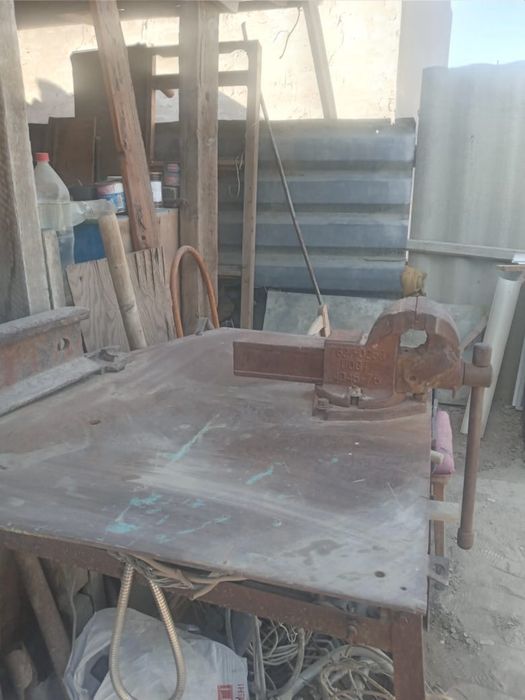 Продам стол и тиски слесарные.