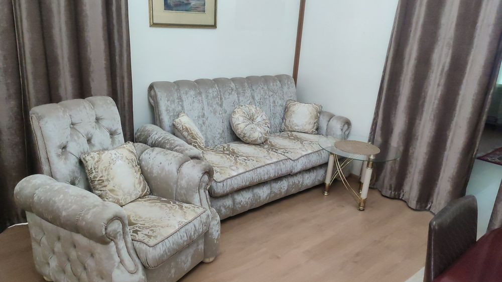 Продается диван и два кресла сделано под заказ. В хорошем состоянии.