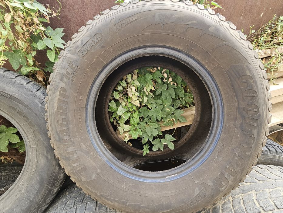 Шины 285/65 R17 хорошем состоянии