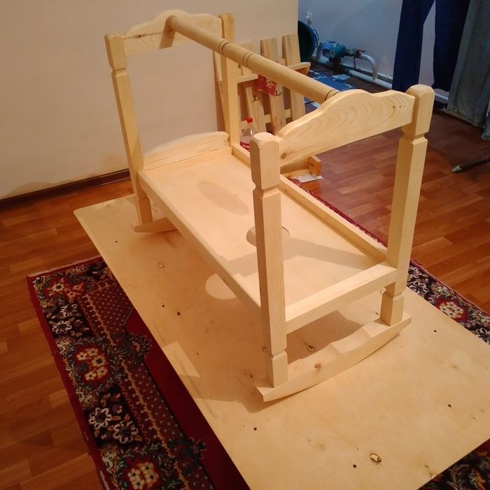 Бесік ағаштан жасалған