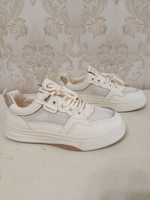 Женские кроссовки