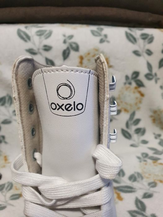 Patine albe de gheață .