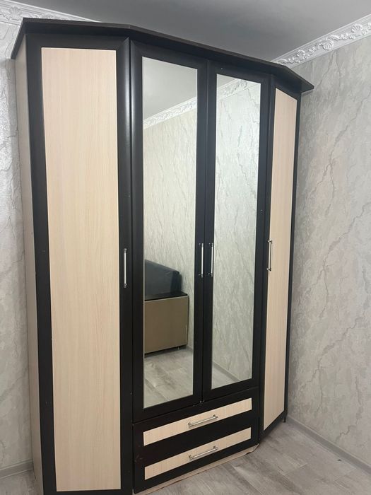 Срочно продам шкаф и компьютерный стол в отличном состоянии