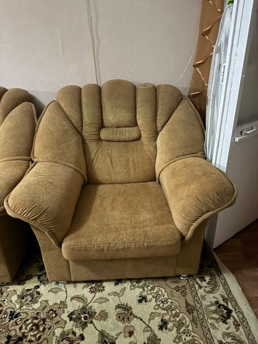 Продам диван с двумя креслами