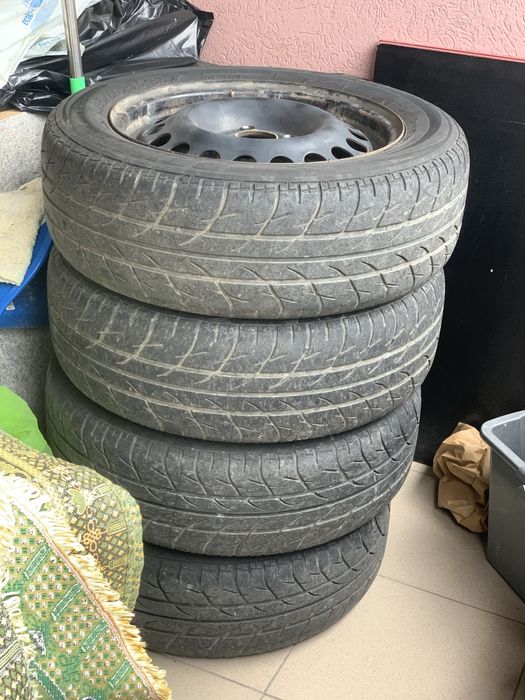 Vand cauciucuri de vara 195/60 r15 plus jante tabla