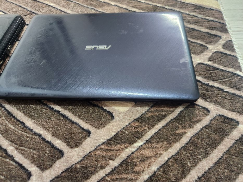 Vand/Schimb doua laptop-uri