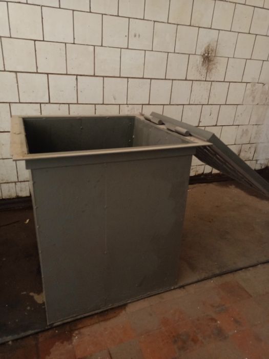 Металлическая ёмкость.