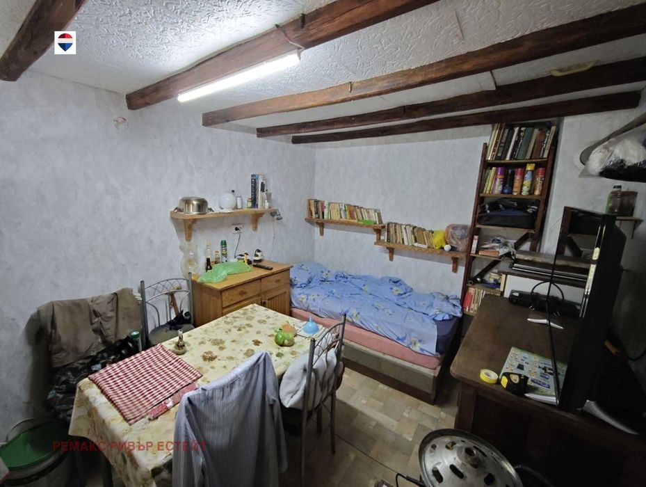 Къща с двор за продажба в с. Чилнов