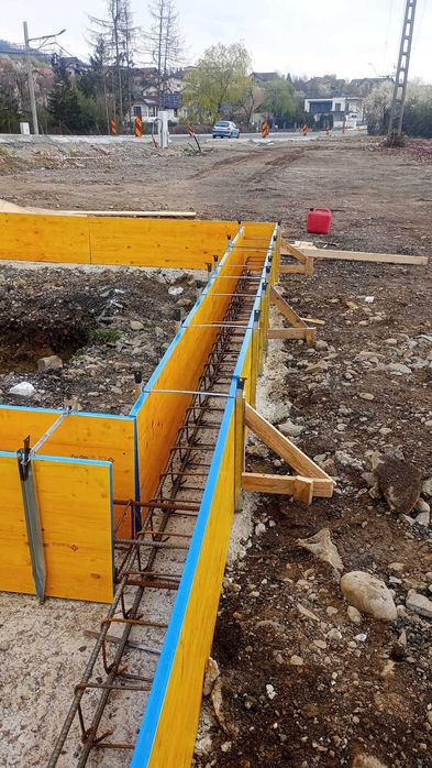 Închiriez cofraje tip Doka (panouri galbene) + montanți. Asigur transport și montare panouri