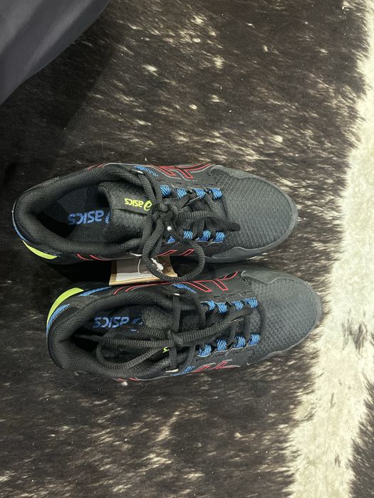ПРОДАВАМ обувки на asics 37 номер