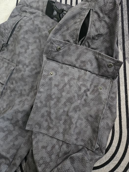 Pantalon Cropp jogger fas gri armata buzunare laterale fermoar si capse