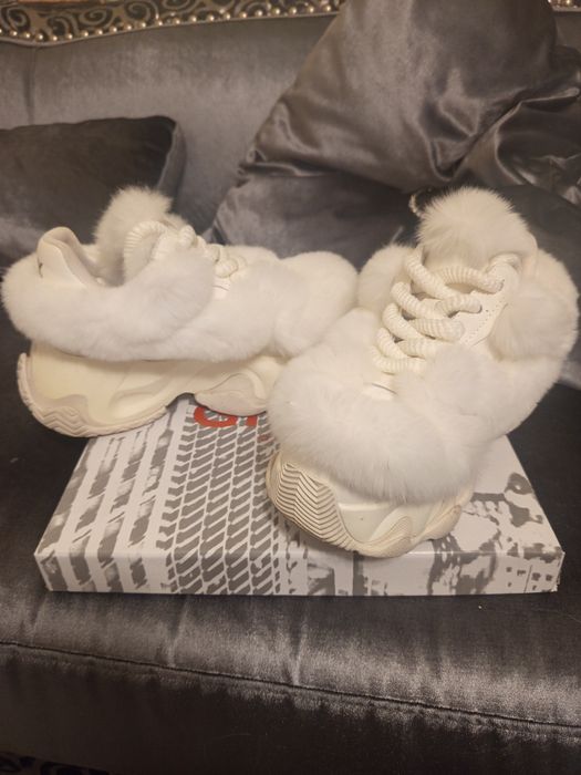 Уникални бутикови пухени бели маратонки