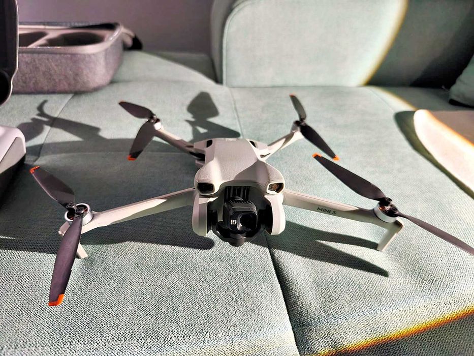 DJI Mini 3 + Telecomandă DJI RC cu Ecran + Geantă /Accesorii Protecție