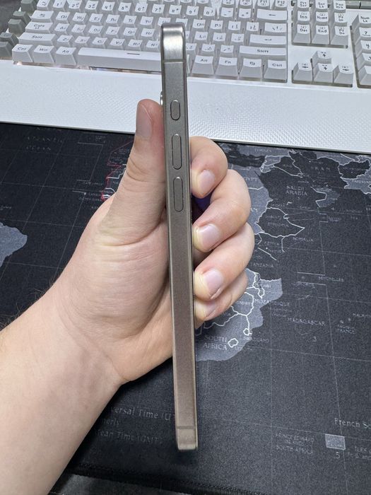 iPhone 15 Pro Max bir qo’l