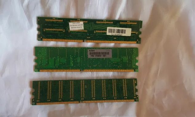 memorie RAM DDR, laptop, calculator.