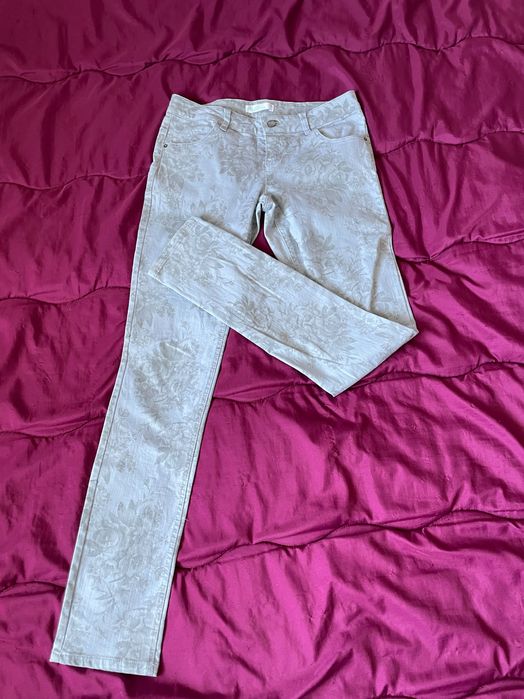 Светли дънки на цветя