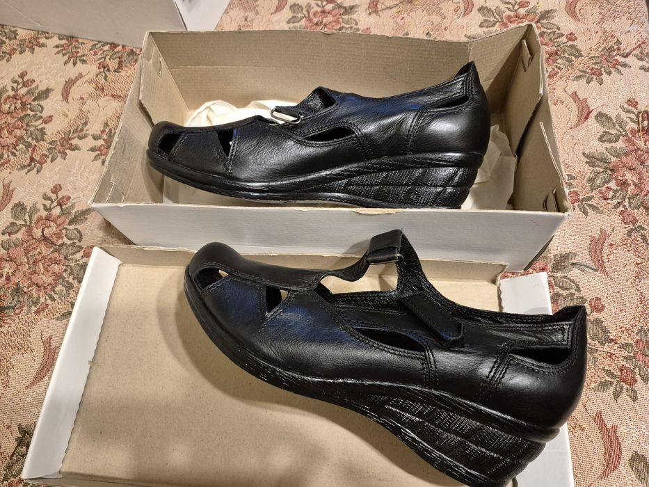 Нови черни обувки на платформа