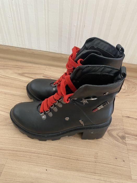 Черни боти с дикорации