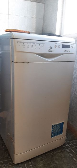 Съдомиялна Indesit (45 см) – Отлично състояние, работи перфектно