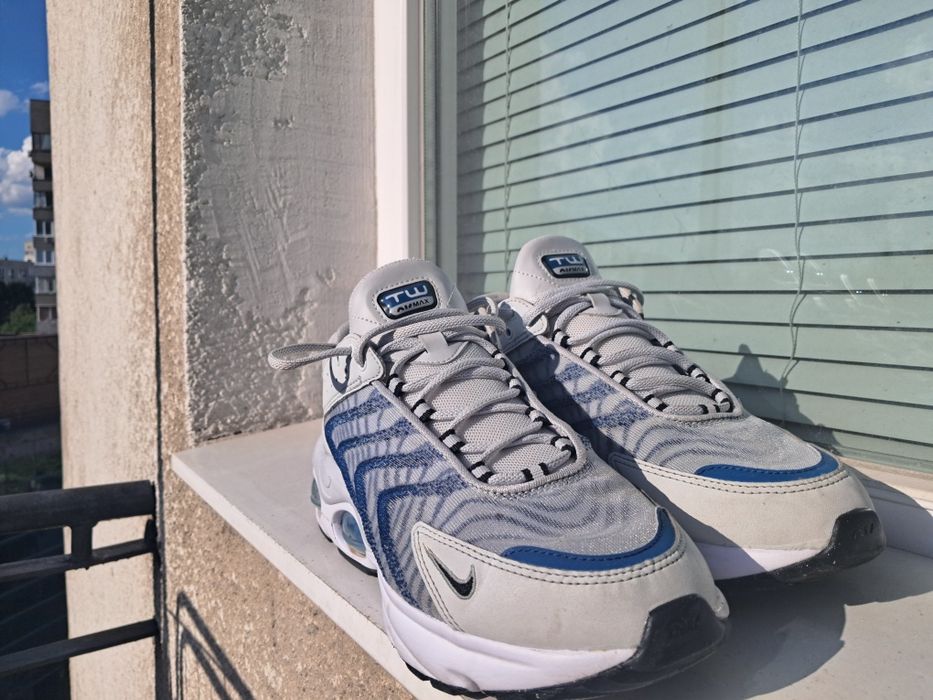 родавам мъжки маратонки Nike Air Max TW в отлично състояние. Моделът е много удобен и със страхотен дизайн, идеален за ежедневието.