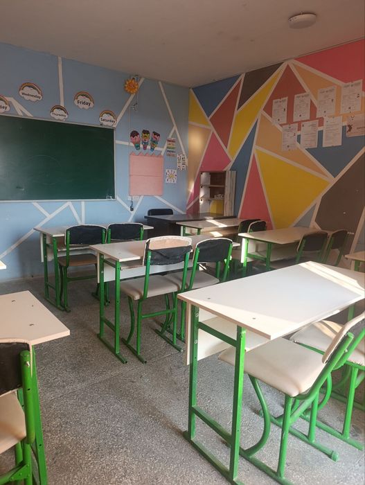 Oʻquv markazi uchun partalar stulchalari bilan sotiladi doskasi ham