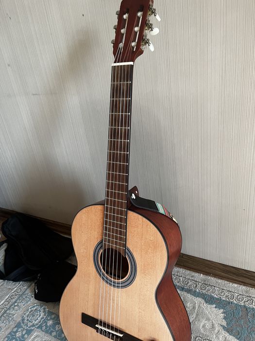 Классическая гитара с подключением.