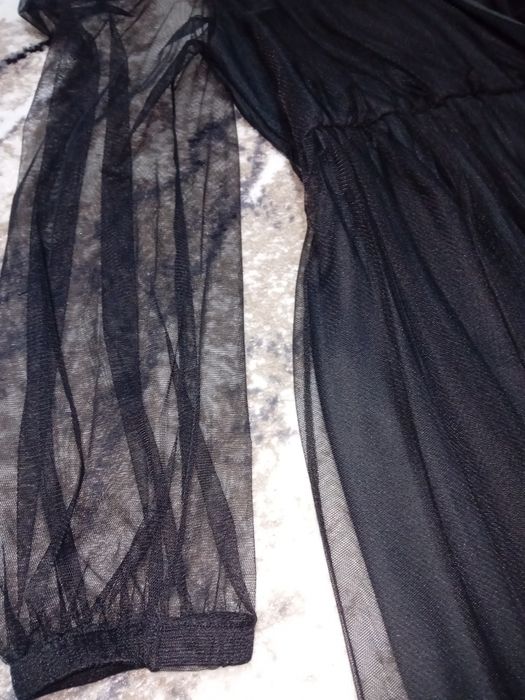 Vând  Costum de damă( fusta nouă),Geacă de iarnă ( purtată de câteva ori), rochie neagră (nouă), rochie roz pudră ( purtată doar o singură dată)